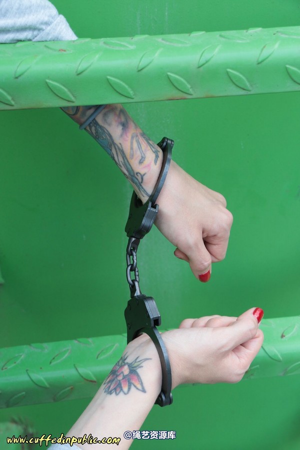 girlsinsteel - Cuffed to a heavy container 第 62 张图片