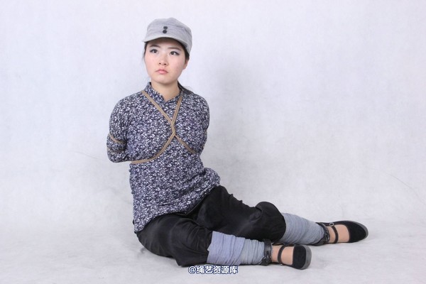 胜景山庄 - 228-女游击队被绑 第 33 张图片