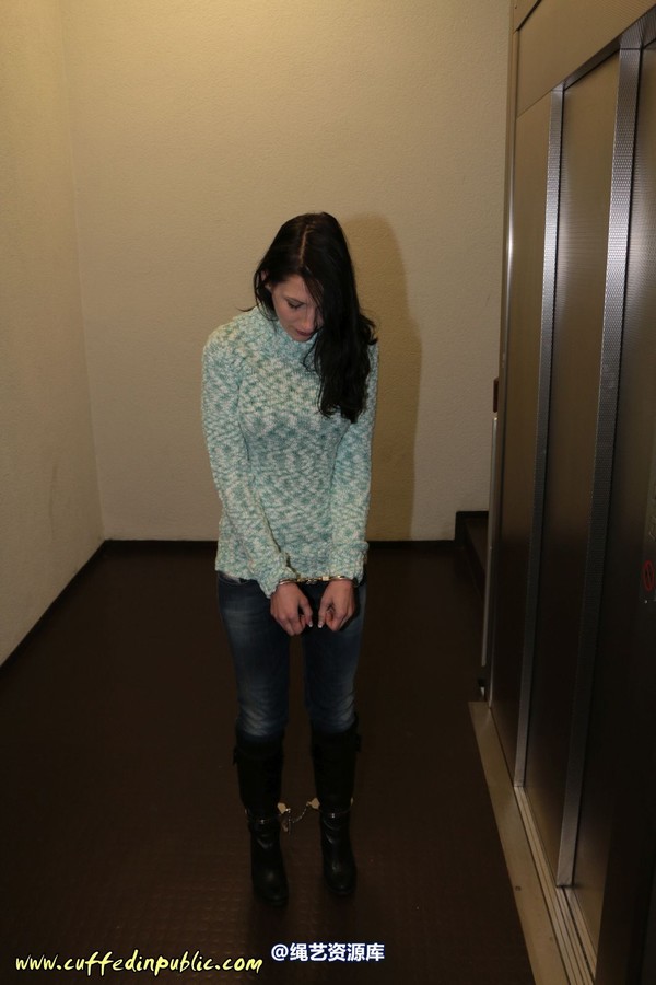 girlsinsteel - Cuffed at night 第 1 张图片