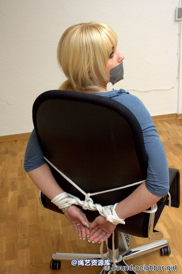 bound-neighbor-girl - Janine A - bondage games in the office 2 第 15 张图片