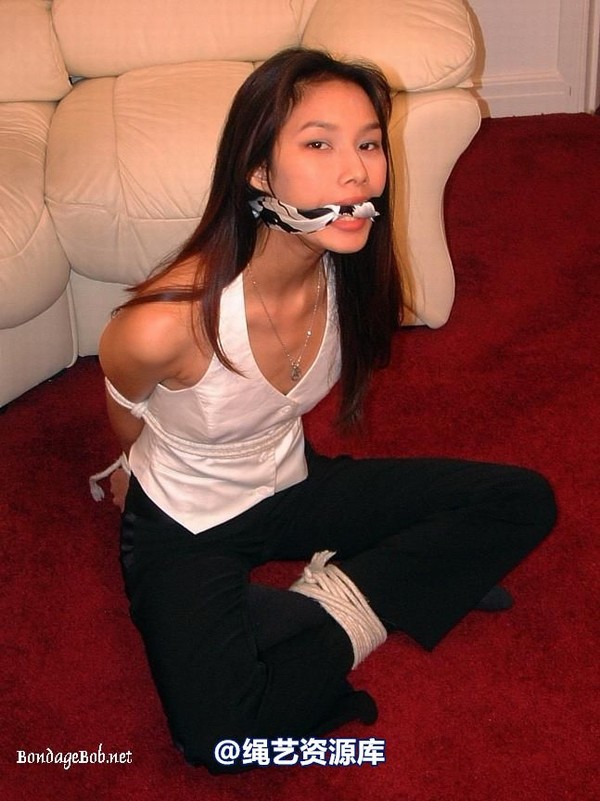 bondagebob - Kitti Crossed Legs 第 6 张图片