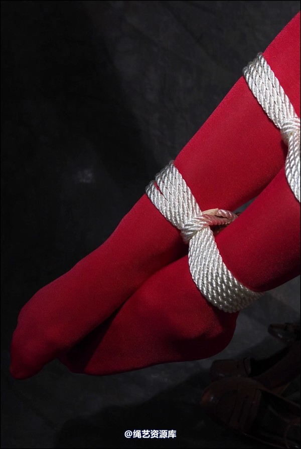 simplytied - She wanted to wear red tights 第 43 张图片