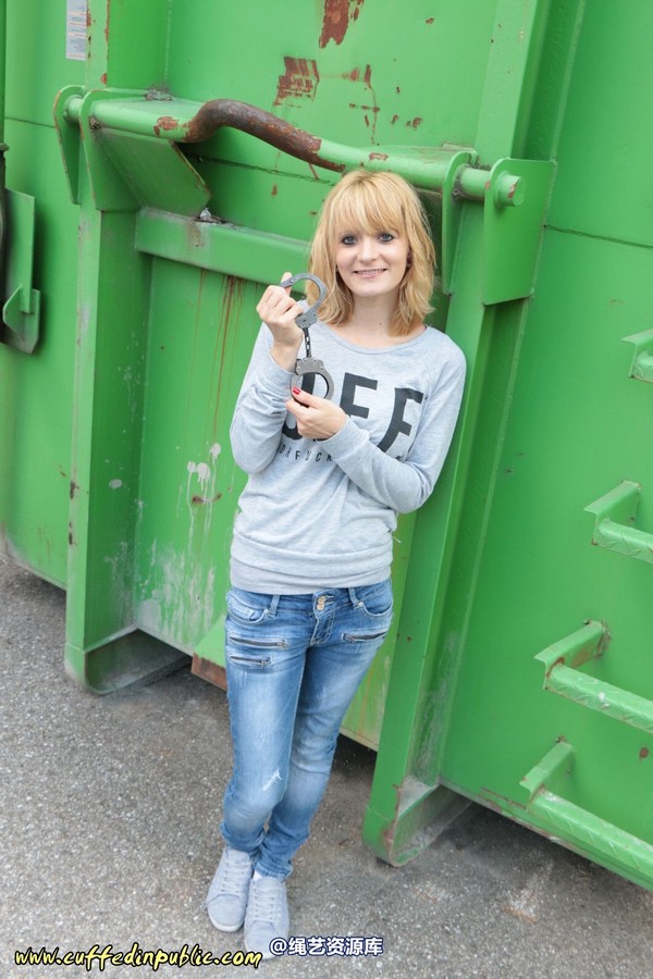 girlsinsteel - Cuffed to a heavy container 第 22 张图片