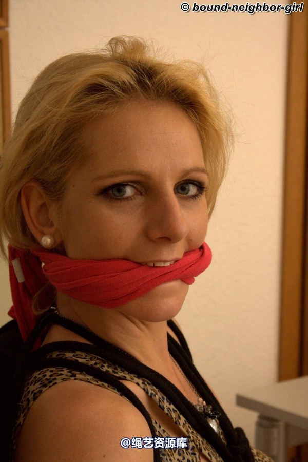 bound-neighbor-girl - Julia - Tied up in the office 2 第 37 张图片