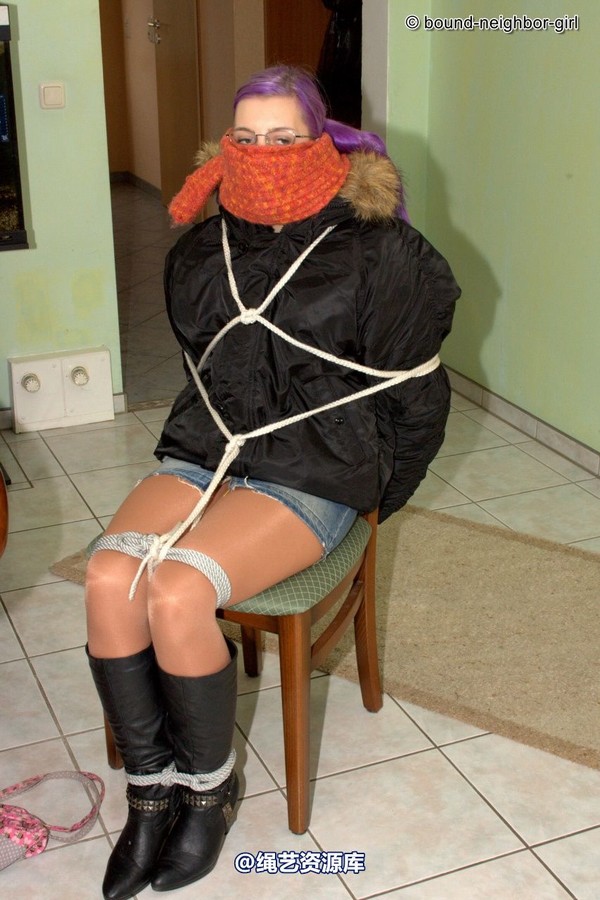 bound-neighbor-girl - Zora in winter jacket tied 1 第 24 张图片