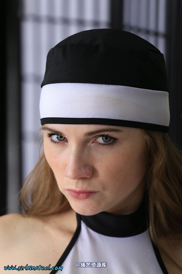 girlsinsteel - Prisoner cuffed in heavy cuffs 第 23 张图片