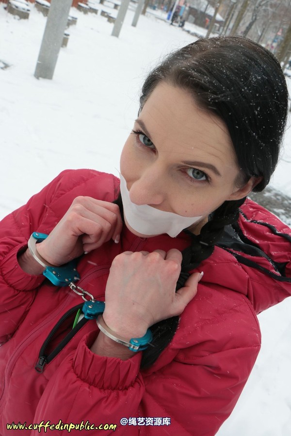 girlsinsteel - Cuffed in the snow 第 19 张图片