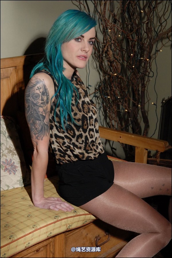 simplytied - Carla with very blue hair 第 3 张图片
