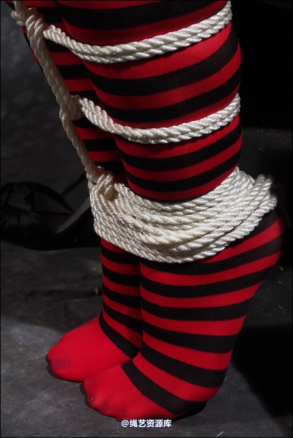 simplytied - Red and Black tights tied 第 24 张图片
