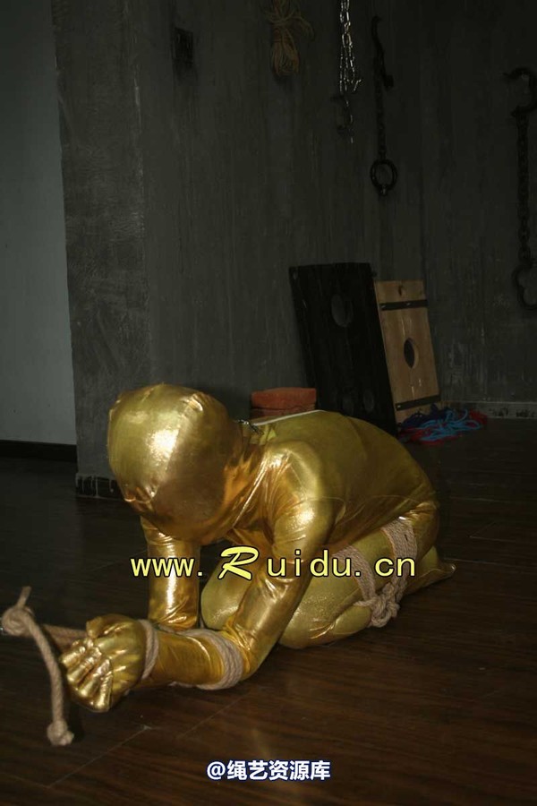 锐度主张 - 20070928第35期 影片胶衣紧缚悬吊图片 第 9 张图片