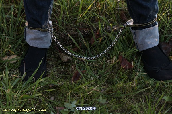 girlsinsteel - Cold day in handcuffs 第 83 张图片