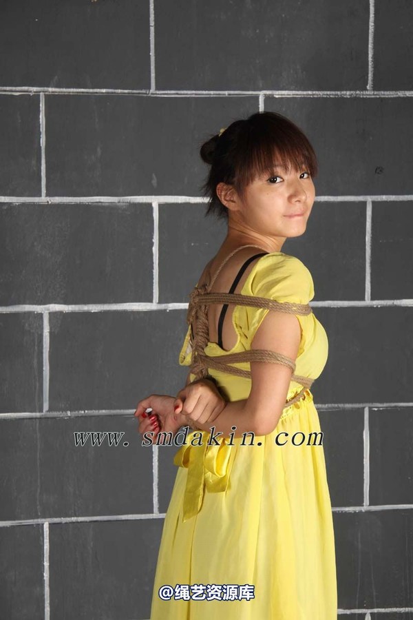 锐度主张 - 夏日清纯黄裙女生模特：嫒柔 第 10 张图片