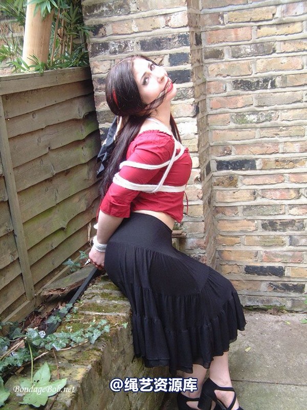 bondagebob - Lydia Tied Outdoors 第 17 张图片