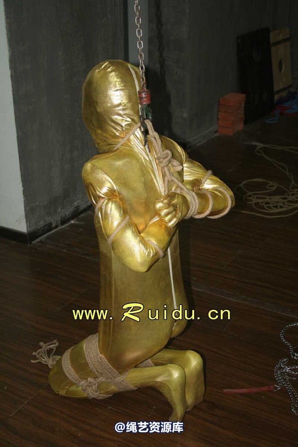 锐度主张 - 20070921第34期 影片胶衣紧缚悬吊图片 第 76 张图片