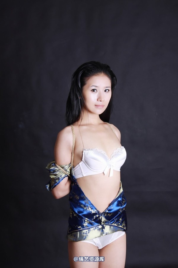 神艺缘 - 132-穿着白色内衣的美女(2) 第 12 张图片