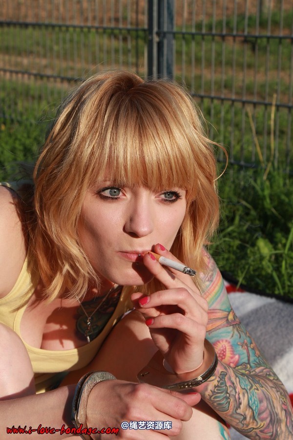 girlsinsteel - Smoking with handcuffs 第 13 张图片