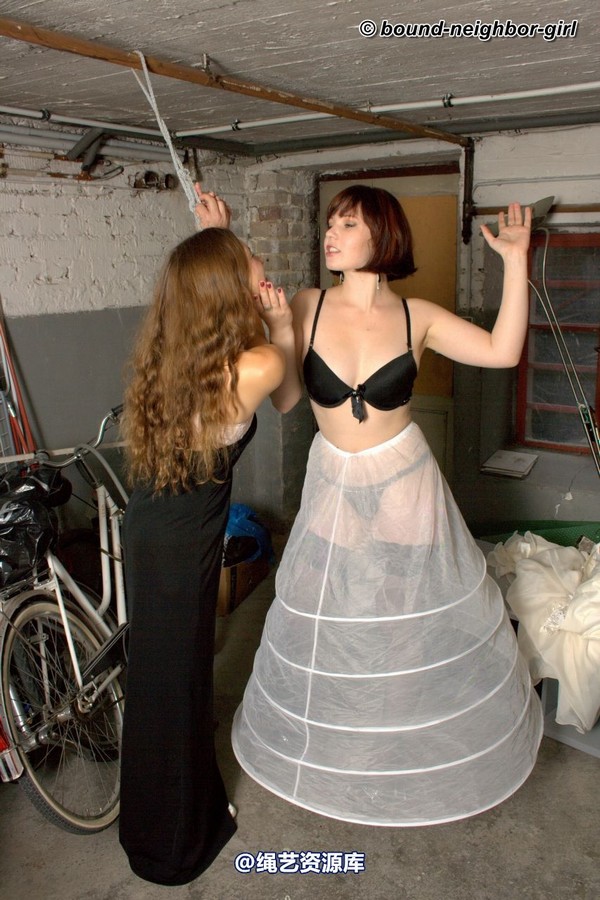 bound-neighbor-girl - Leoni and Valentina - Friend of the Bride 1 第 18 张图片