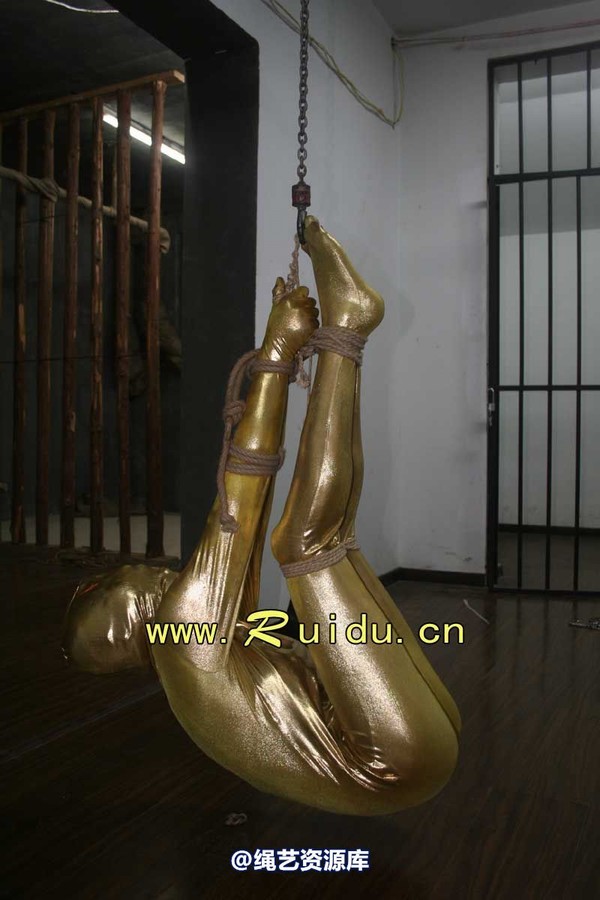 锐度主张 - 20070928第35期 影片胶衣紧缚悬吊图片 第 106 张图片