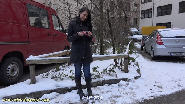 girlsinsteel - Cuffed at the parking area 第 5 张图片