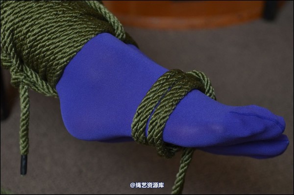 simplytied - Mitzi in blue tights 第 39 张图片