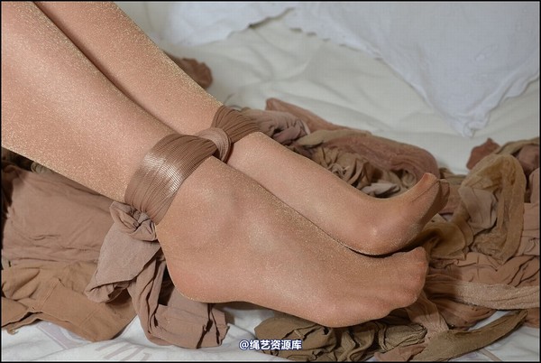 simplytied - C plays with tights 第 21 张图片