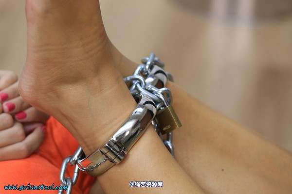 girlsinsteel - Strong hogcuffed with chains 第 23 张图片