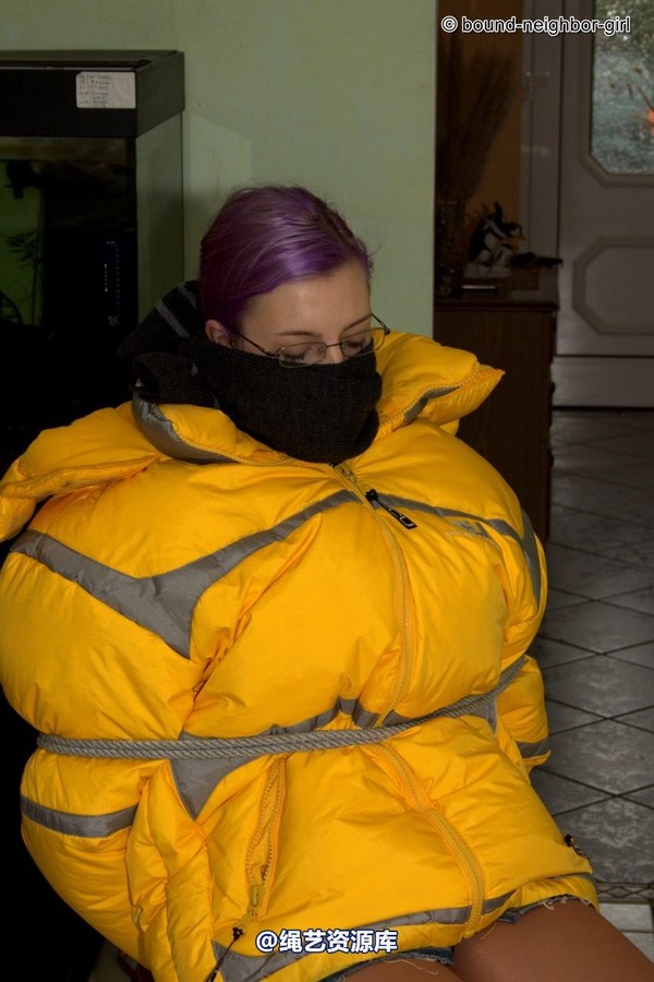 bound-neighbor-girl - Zora in winter jacket tied 2 第 8 张图片