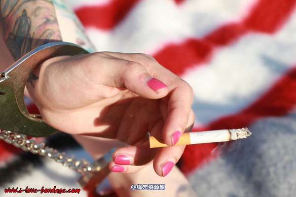 girlsinsteel - Smoking with handcuffs 第 39 张图片