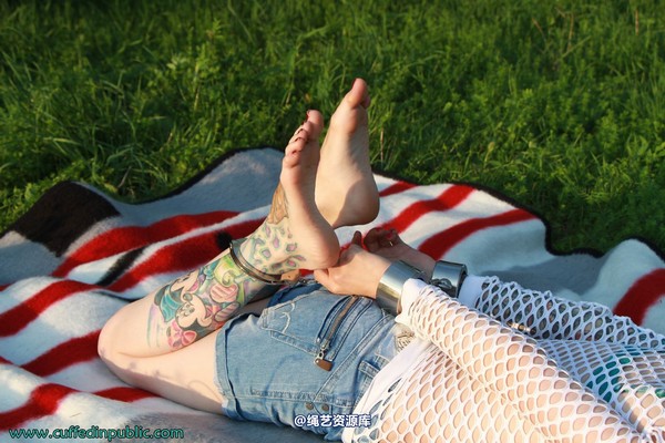 girlsinsteel - Hogtied in the sun 第 4 张图片