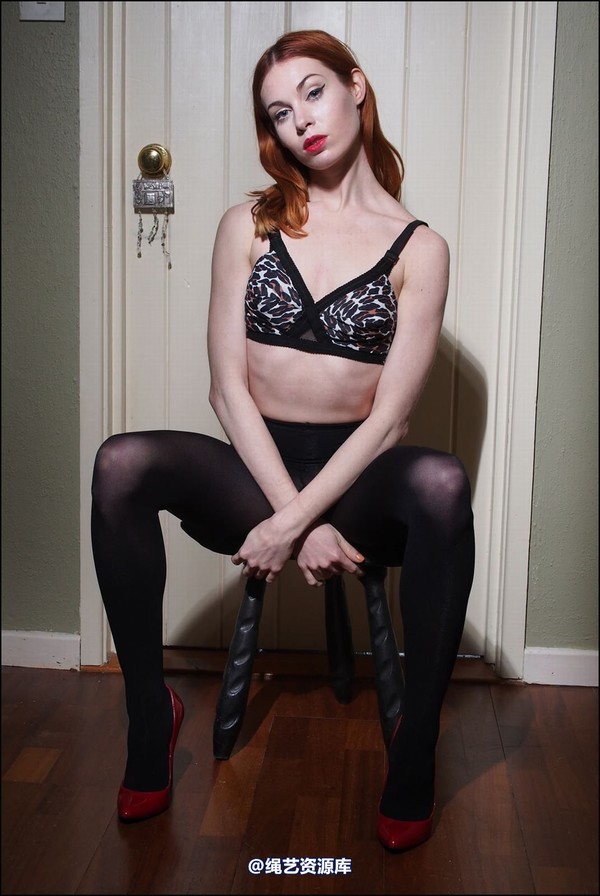 simplytied - Fawnya in red shoes 第 2 张图片