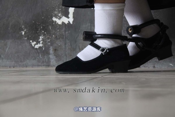 锐度主张 - 黑布鞋白袜镣铐模特：小芳 第 28 张图片