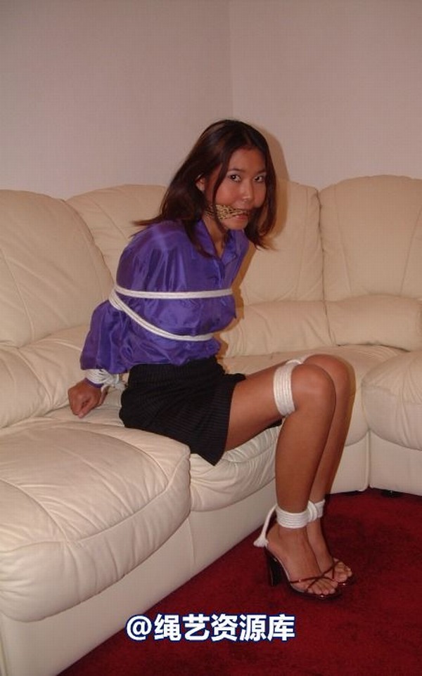 bondagebob - Luxi On my sofa 第 6 张图片