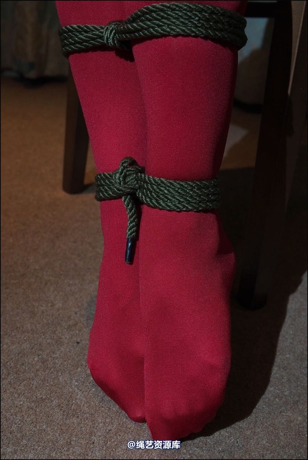 simplytied - Cassie in red tights 第 34 张图片