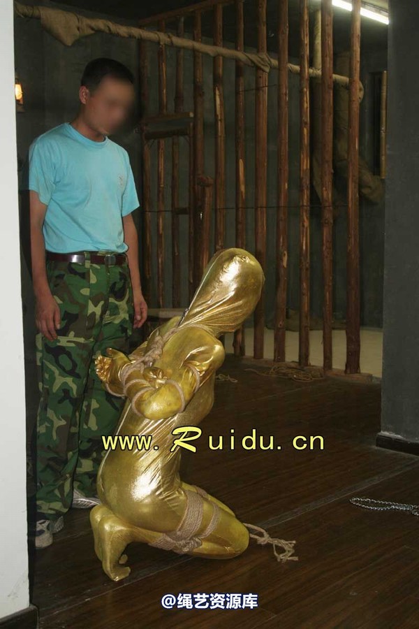 锐度主张 - 20070921第34期 影片胶衣紧缚悬吊图片 第 34 张图片