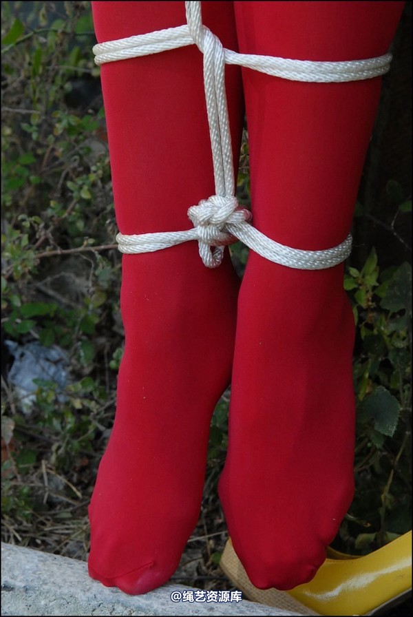 simplytied - Red tights in the Sun part 2 第 32 张图片