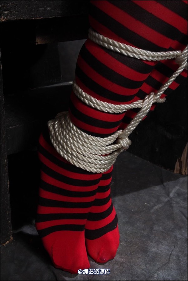 simplytied - Red and Black tights tied 第 21 张图片