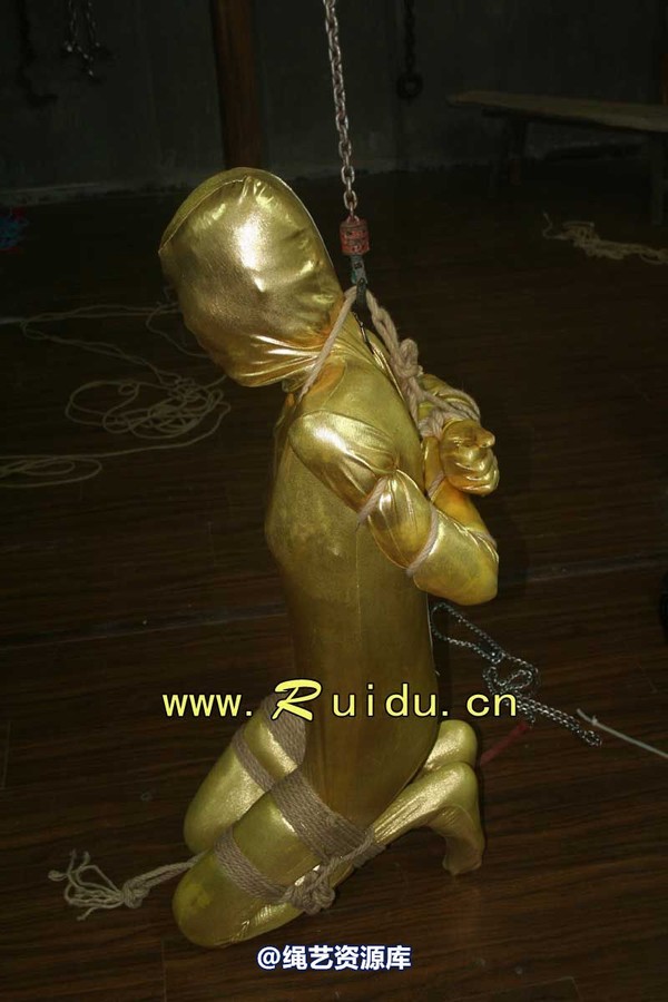 锐度主张 - 20070921第34期 影片胶衣紧缚悬吊图片 第 71 张图片