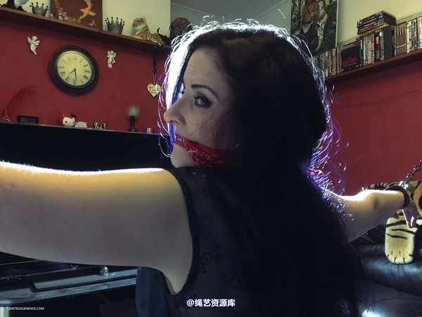 limitedaudience - 2015 caroline pierce spread and kneeling 第 35 张图片
