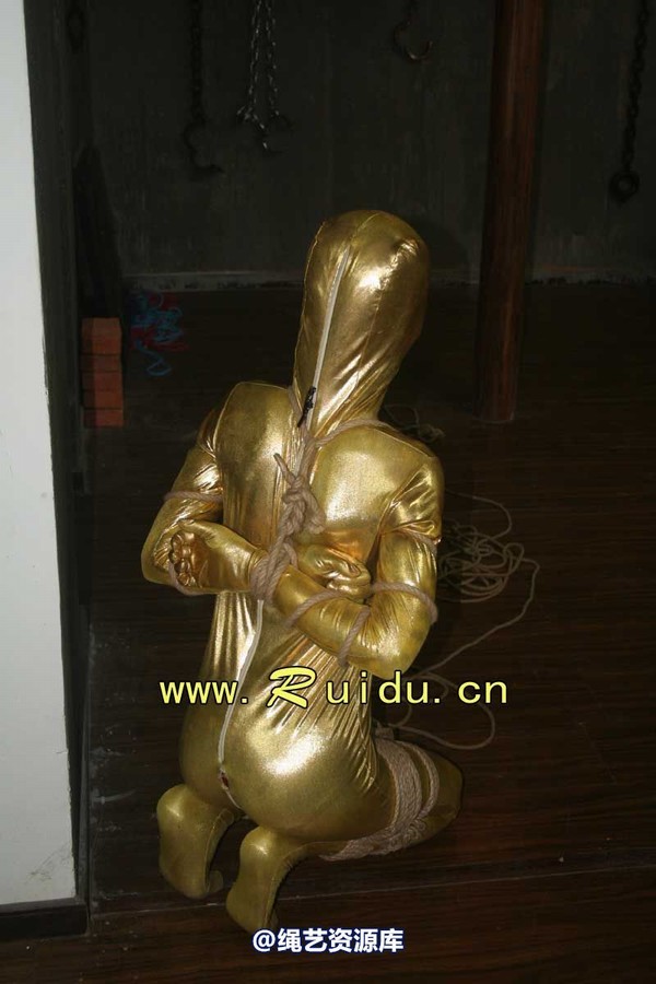 锐度主张 - 20070921第34期 影片胶衣紧缚悬吊图片 第 4 张图片