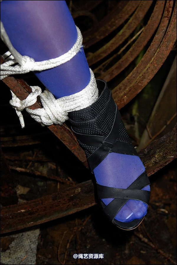 simplytied - Blue tights on old barn 第 22 张图片