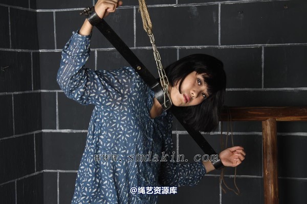 锐度主张 - 女囚黑铁枷模特：碧菡 第 30 张图片