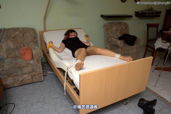 bound-neighbor-girl - Nina A - Tied to the bed 1 第 35 张图片