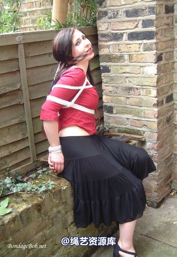 bondagebob - Lydia Tied Outdoors 第 31 张图片