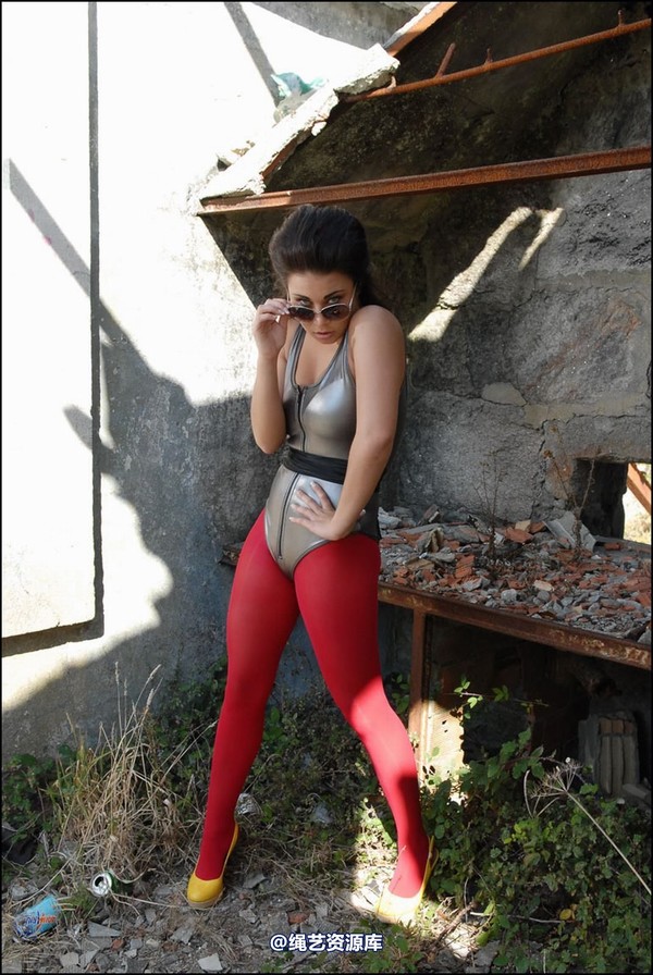 simplytied - Red tights in the Sun part 2 第 4 张图片