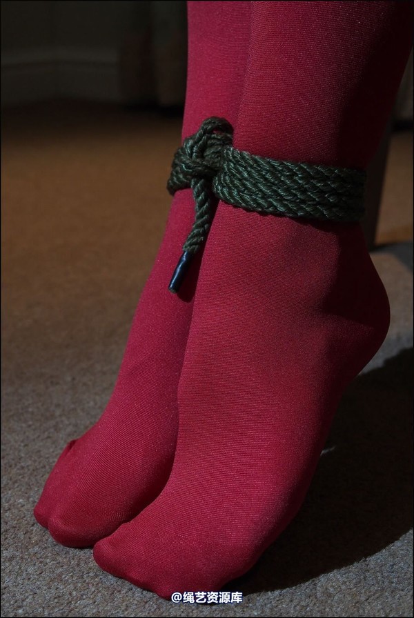simplytied - Cassie in red tights 第 37 张图片