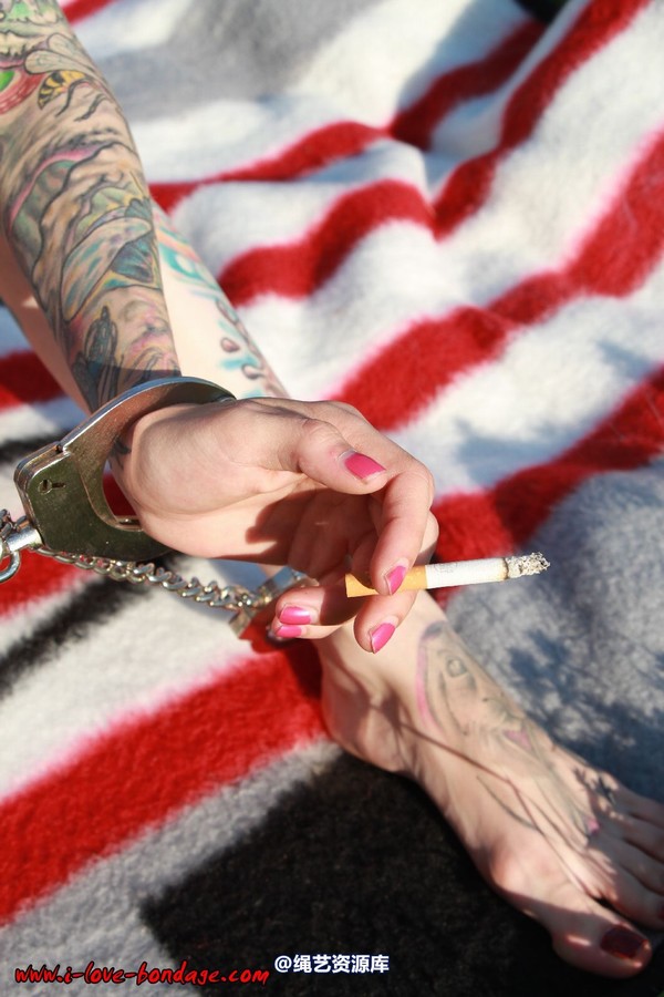 girlsinsteel - Smoking with handcuffs 第 38 张图片