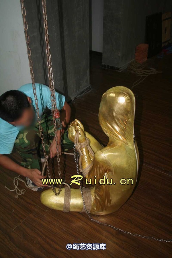 锐度主张 - 20070928第35期 影片胶衣紧缚悬吊图片 第 27 张图片