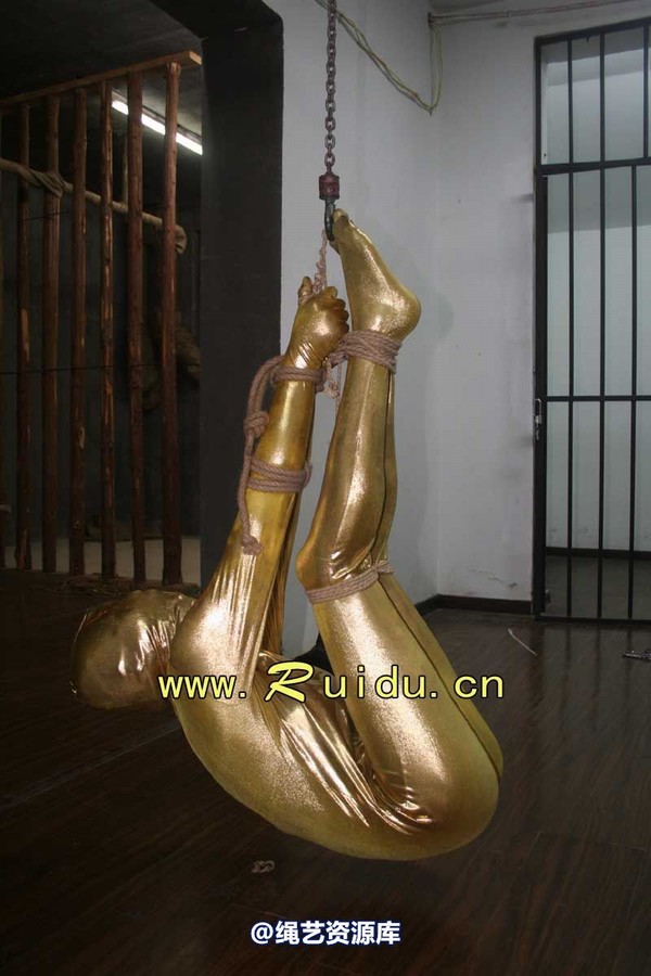 锐度主张 - 20070928第35期 影片胶衣紧缚悬吊图片 第 102 张图片