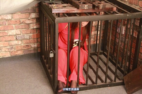 胜景山庄 - 023-铁笼囚禁 第 26 张图片