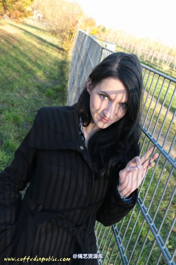 girlsinsteel - Cold day in handcuffs 第 4 张图片